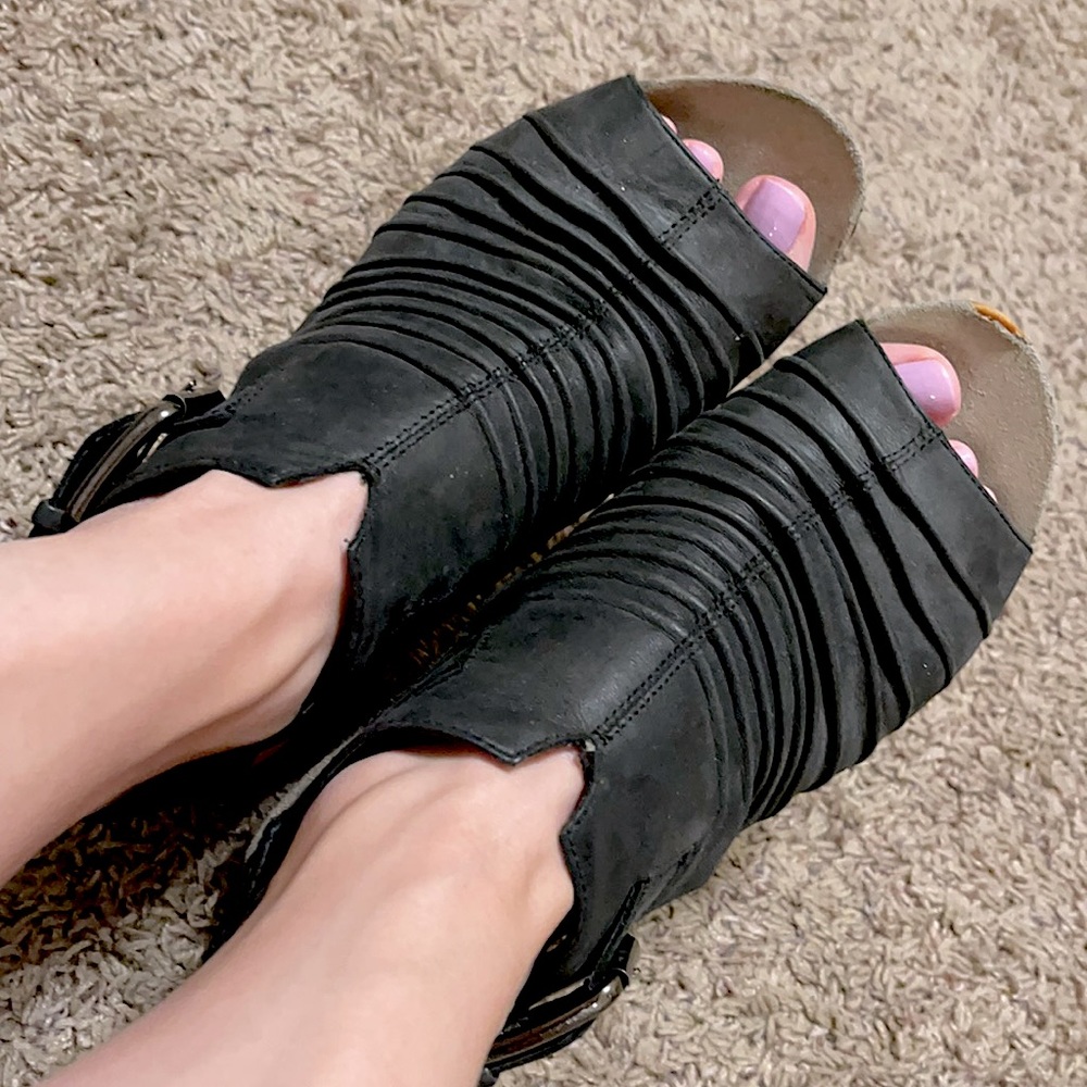 Earthies Bonaire black leather wedge Size 9